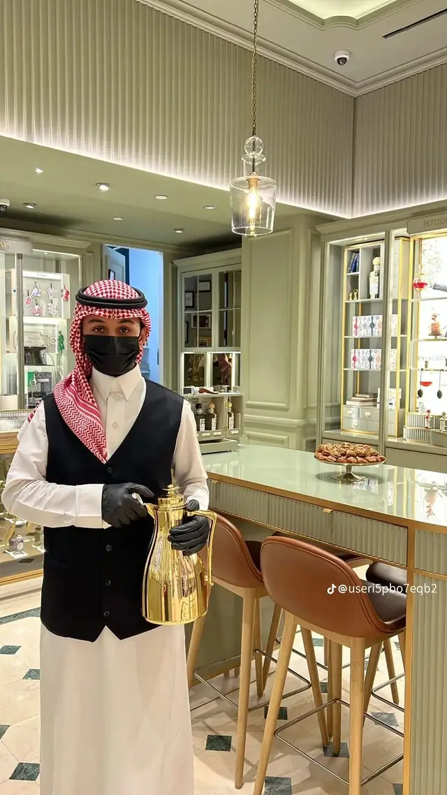 قهوجيين وصبابين لتقديم الضيافة العربية الأصيلة