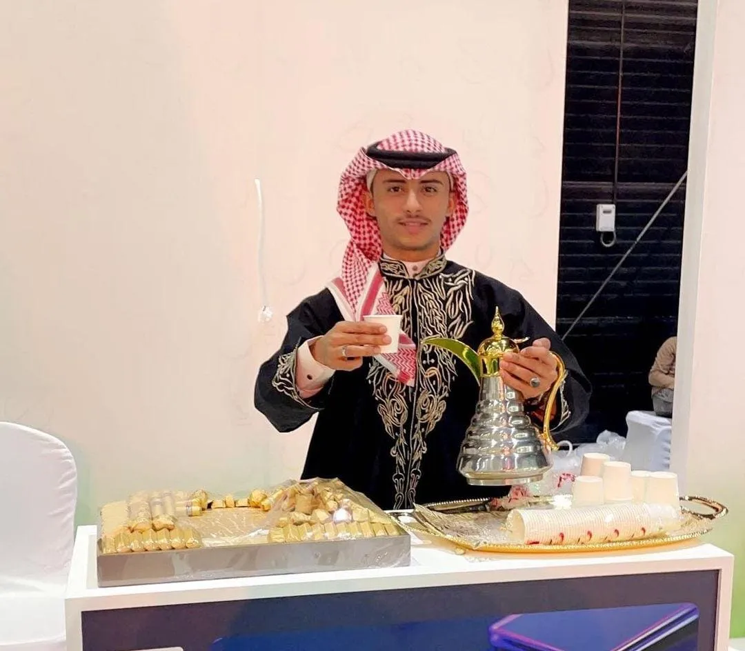 قهوجيين وصبابين مع خيارات متعددة للمناسبات
