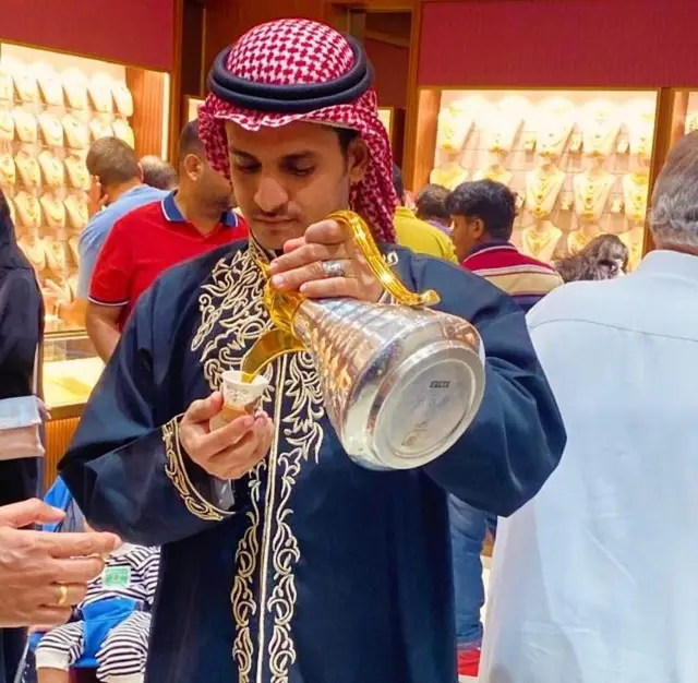 قهوجيين وصبابين لتقديم القهوة في المناسبات الكبيرة