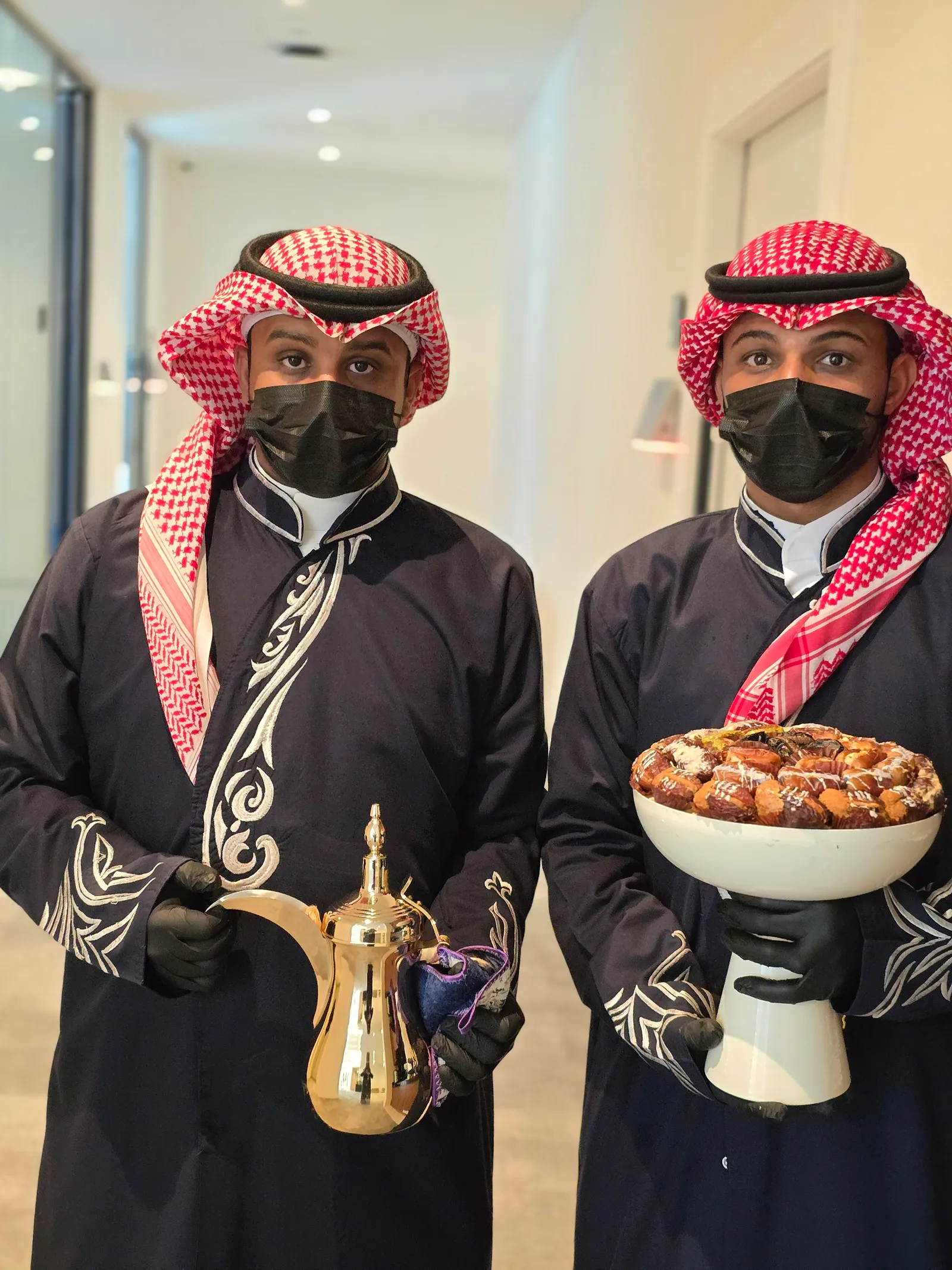 قهوجيين وصبابين لتلبية طلبات الضيافة في الرياض