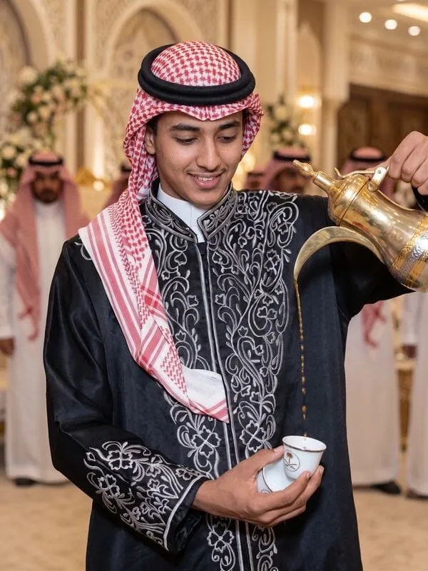 قهوجيين وصبابين لتنسيق ركن الضيافة باحتراف