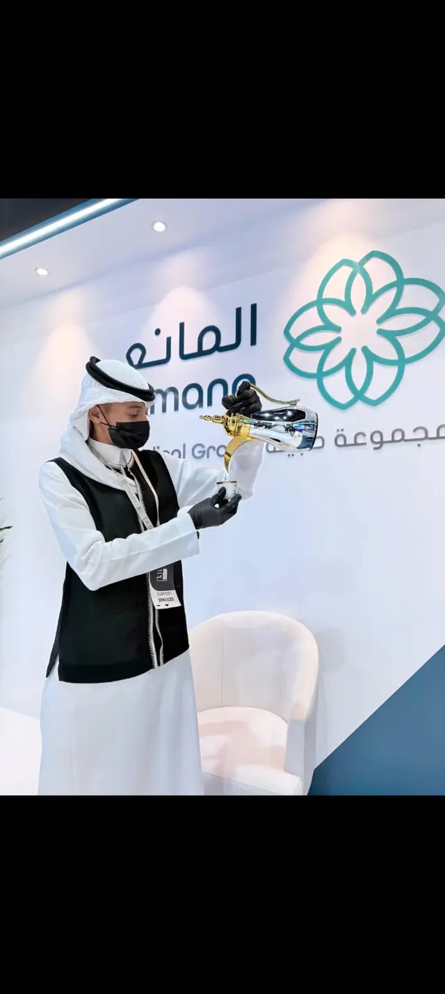 قهوجيين وصبابين لتقديم واجب الضيافة العربية