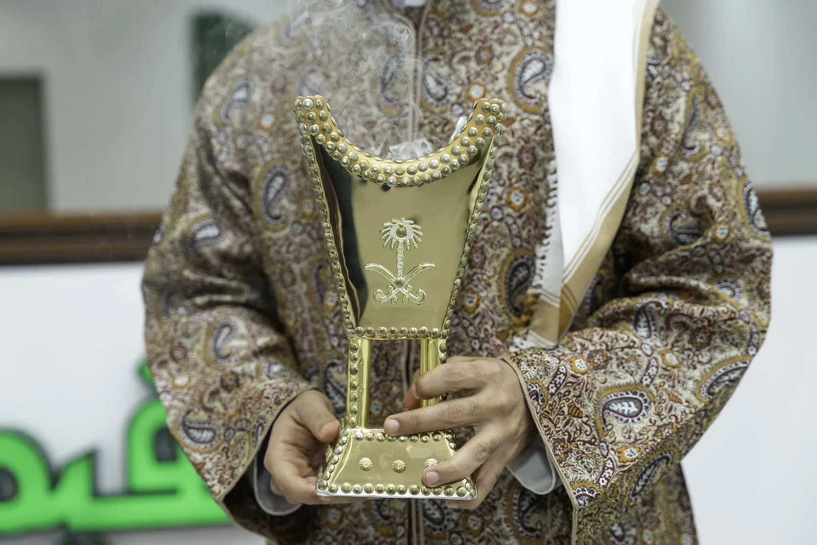 قهوجيين وصبابين لتنظيم استقبال الضيوف بكل عناية
