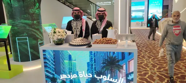 قهوجيين وصبابين لخدمة المناسبات الرسمية والخاصة