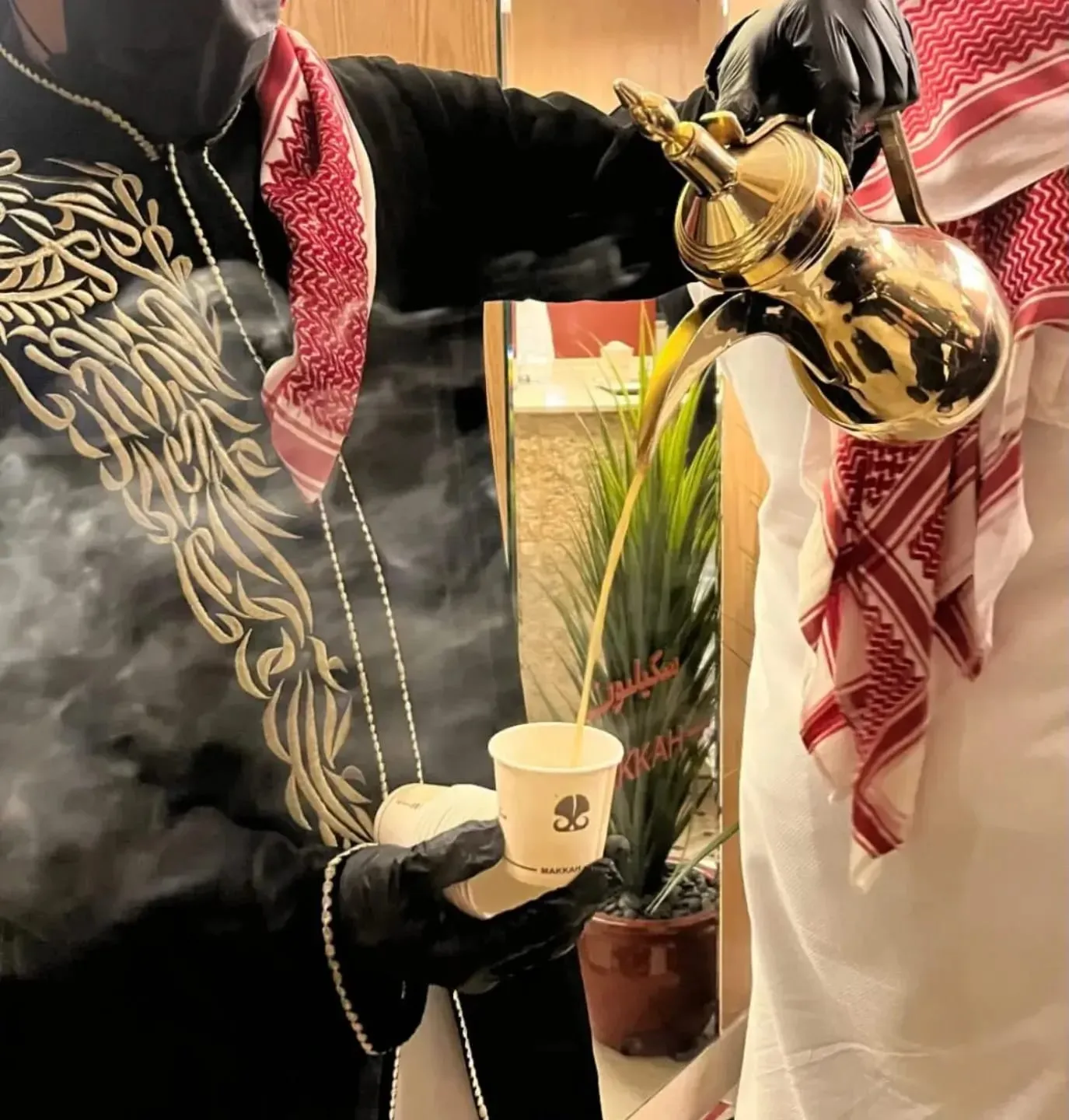قهوجيين وصبابين بخبرة في أصول الكرم السعودي