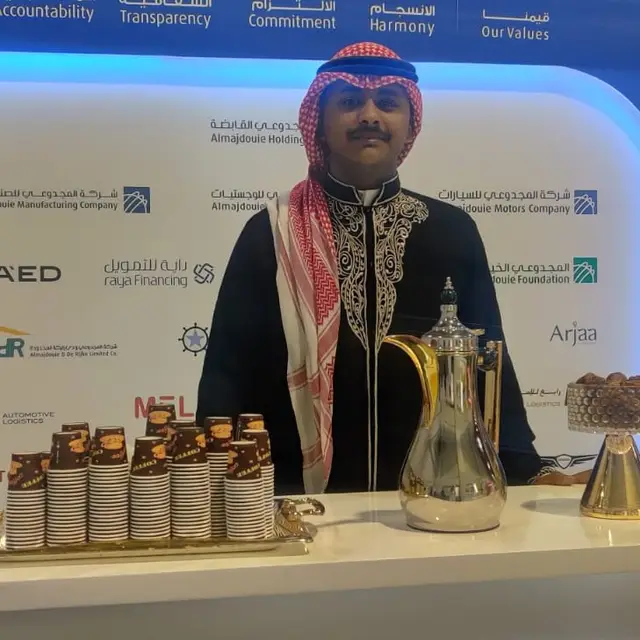 قهوجي وصبابين قهوة العارض